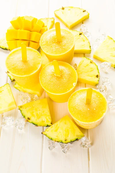 Popsicles made with mango, pineapple and coconut milk — Stock Photo, Image