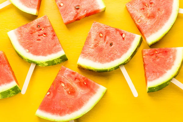 Délicieux tranches de pastèque popsicles — Photo