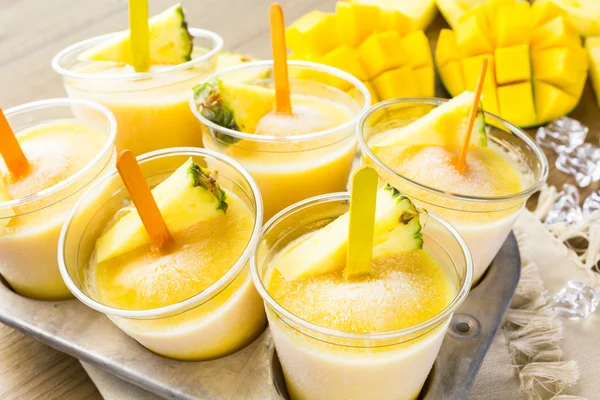 Paletas hechas con mango, piña y leche de coco — Foto de Stock