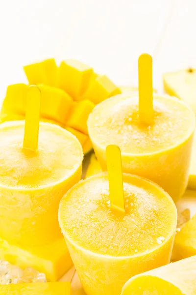 Mango, ananas ve Hindistan cevizi sütü ile yapılan popsicles — Stok fotoğraf