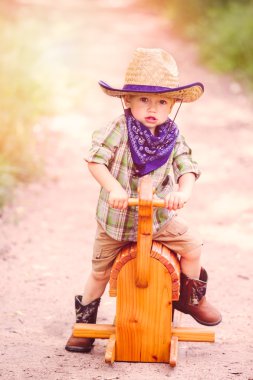 Çocuk parkta eğleniyor.