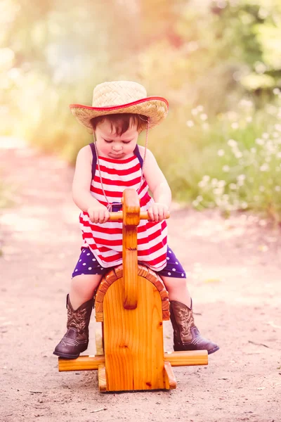 Toddler girl having fun in the park — 图库照片