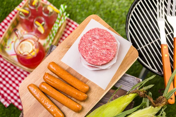 Letni piknik z małych grilla i hot dogi — Zdjęcie stockowe
