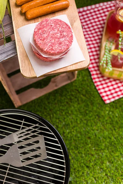 Picnic estivo con piccola griglia a carbone — Foto Stock