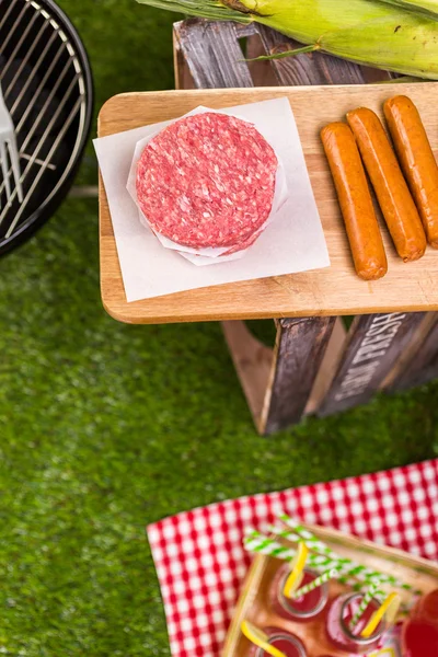 Sommerpicknick mit kleinem Holzkohlegrill — Stockfoto