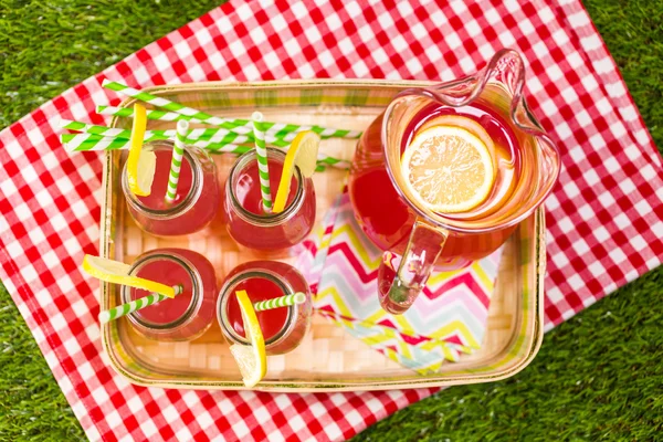 Limonade beim Sommerpicknick — Stockfoto