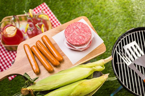Zomerpicknick met kleine houtskool grill — Stockfoto