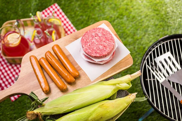 Sommerpicknick mit kleinem Holzkohlegrill — Stockfoto