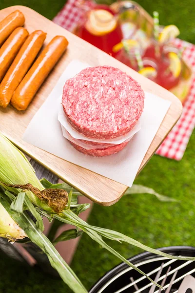 Sommerpicknick mit kleinem Holzkohlegrill und Hotdogs — Stockfoto