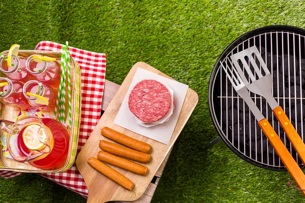 小さな炭火焼きと夏のピクニック — ストック写真