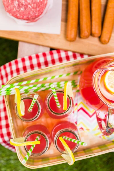 Nyári piknik a kis faszén grill és hotdogs — Stock Fotó