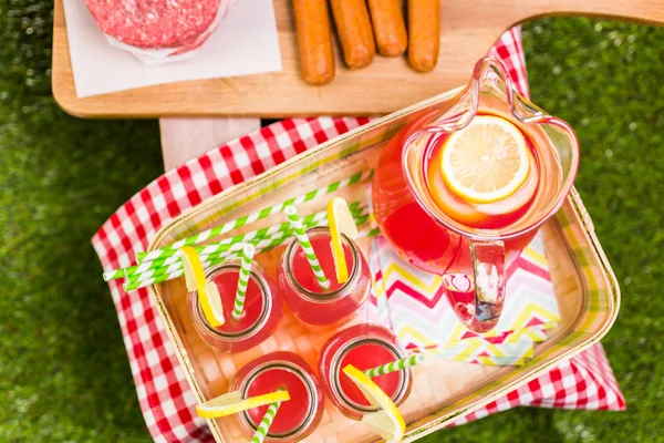 Sommerpicknick mit kleinem Holzkohlegrill und Hotdogs — Stockfoto