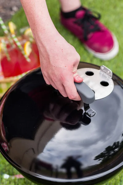 Sommar picknick med liten kolgrill — Stockfoto