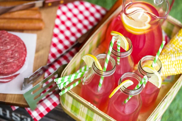 Sommerpicknick mit Limonade und Hamburgerpastete — Stockfoto