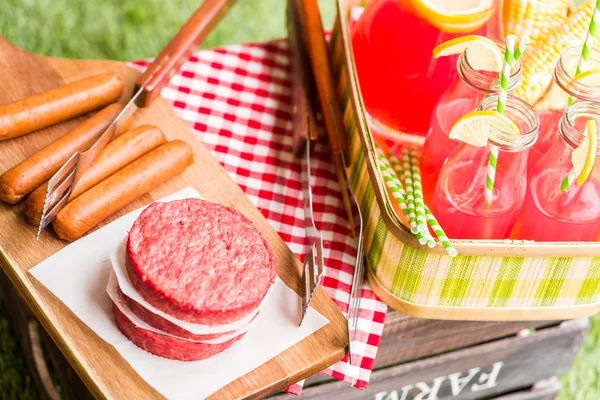Picnic de verano con limonada y hamburguesas — Foto de Stock