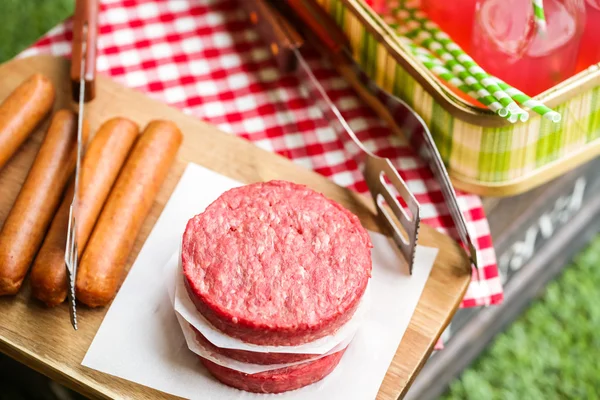 Summer picnic with lemonade and hamburger patties — Stock Photo, Image