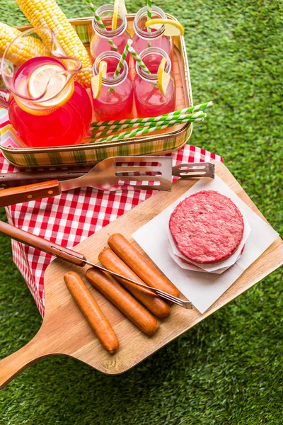 Summer picnic with lemonade and hamburger patties — Stock Photo, Image