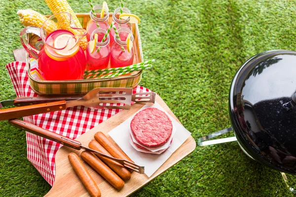 Summer picnic with lemonade and hamburger patties — Stock Photo, Image
