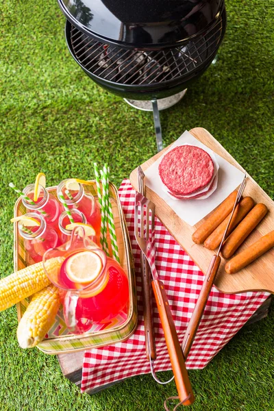 Summer picnic with lemonade and hamburger patties — Stock Photo, Image