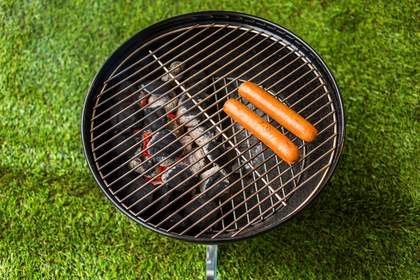 Picnic estivo con piccola griglia a carbone — Foto Stock