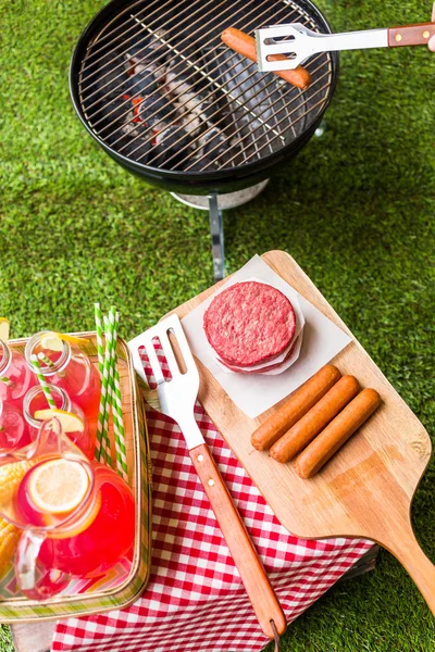 Sommerpicknick mit kleinem Holzkohlegrill — Stockfoto