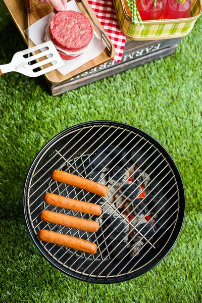 Sommerpicknick mit kleinem Holzkohlegrill — Stockfoto