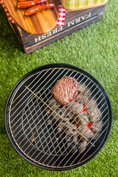 Pique-nique d'été avec petit barbecue au charbon de bois — Photo