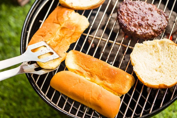 Letni piknik z mały grill węglowy — Zdjęcie stockowe