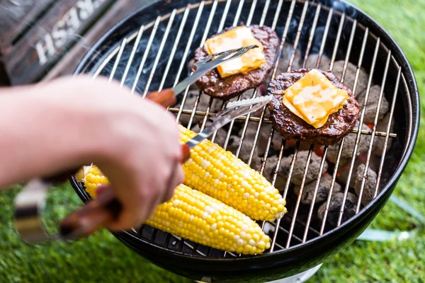 Sommerpicknick mit kleinem Holzkohlegrill — Stockfoto