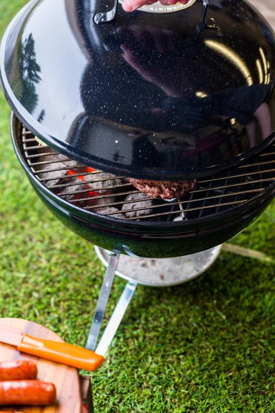 Sommar picknick med liten kolgrill — Stockfoto