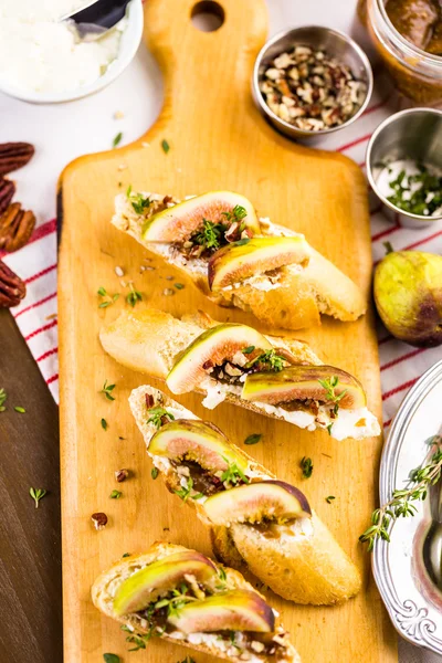 Fig bruschetta med organiska California fikon — Stockfoto