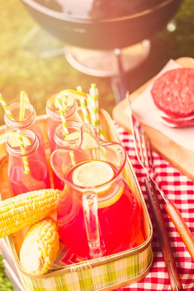 Sommerpicknick mit Limonade und Hamburgerpastete — Stockfoto