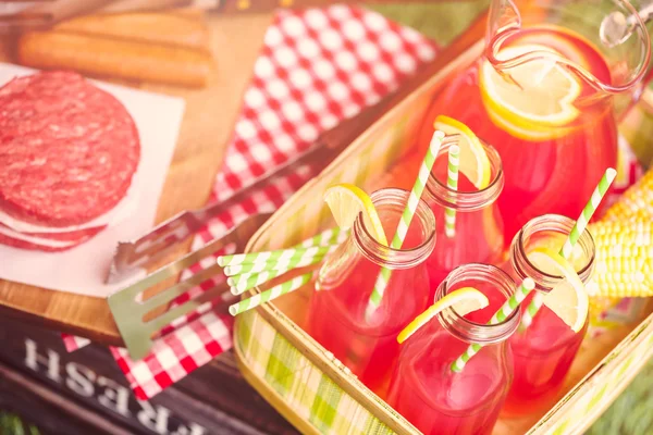 Sommerpicknick mit Limonade und Hamburgerpastete — Stockfoto