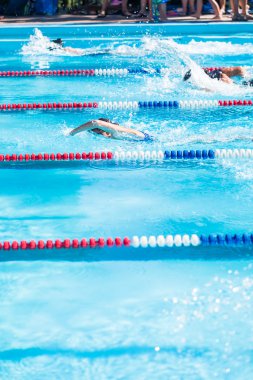 Çocuklar Yüzme yarışı Açık Yüzme havuzunda