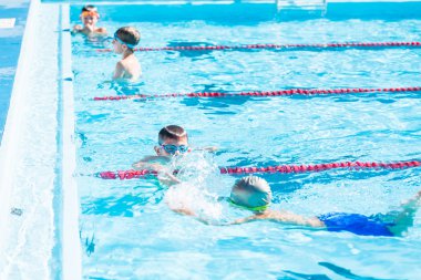 Çocuklar Yüzme yarışı Açık Yüzme havuzunda