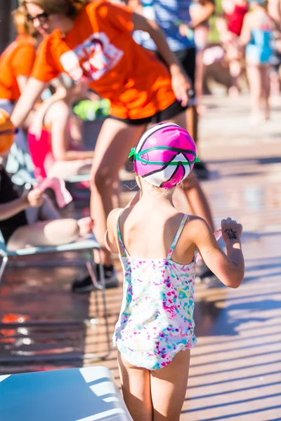 I bambini nuotano nella piscina all'aperto — Foto Stock