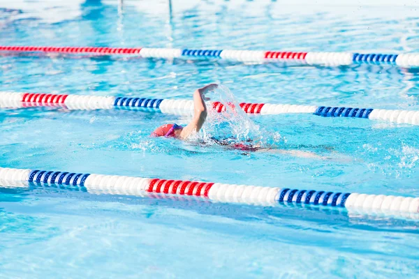 Barn simtävling i utomhuspoolen — Stockfoto