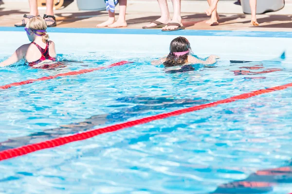 I bambini nuotano nella piscina all'aperto — Foto Stock