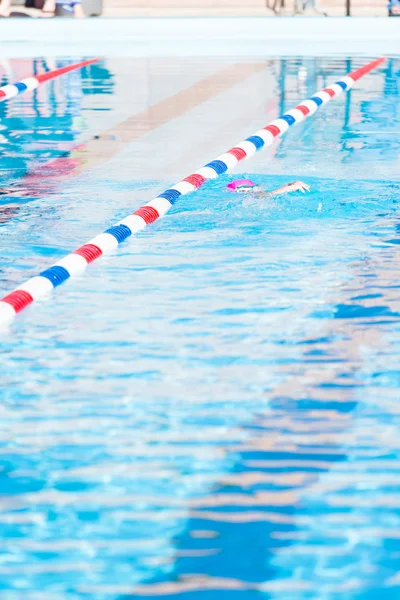 야외 수영장에서 어린이 수영 대회 — 스톡 사진
