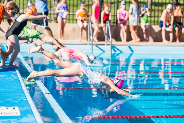 I bambini nuotano nella piscina all'aperto — Foto Stock