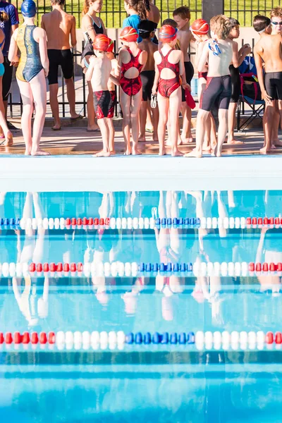 Niños nadan se encuentran en piscina al aire libre — Foto de Stock