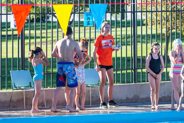 Niños nadan se encuentran en piscina al aire libre — Foto de Stock
