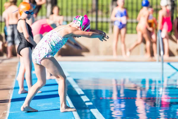 Niños nadan se encuentran en piscina al aire libre — Foto de Stock