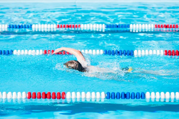 A szabadtéri medence gyerekek úszóverseny — Stock Fotó