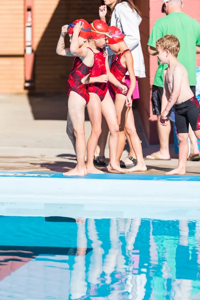 Barn simtävling i utomhuspoolen — Stockfoto