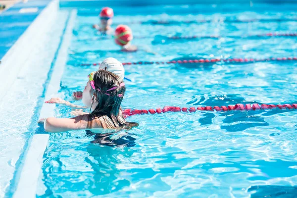 Kinderen van zwemtoernooi in buitenzwembad — Stockfoto