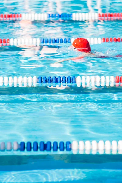 Niños nadan se encuentran en piscina al aire libre — Foto de Stock