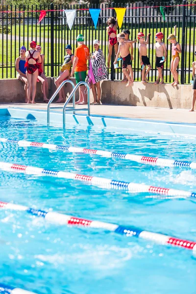 I bambini nuotano nella piscina all'aperto — Foto Stock