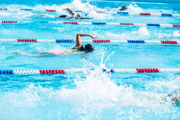 Les enfants nagent se rencontrent dans la piscine extérieure — Photo