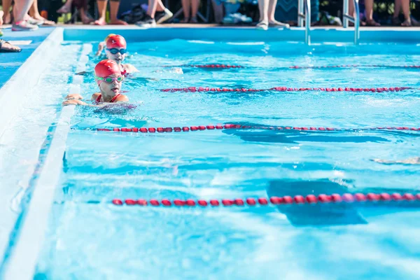 Kids swim meet in outdoor pool — Stock Photo, Image